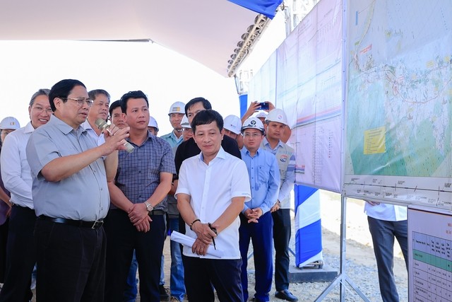 Thủ tướng chỉ đạo ‘nóng’ sau thị sát các dự án cao tốc Bắc - Nam